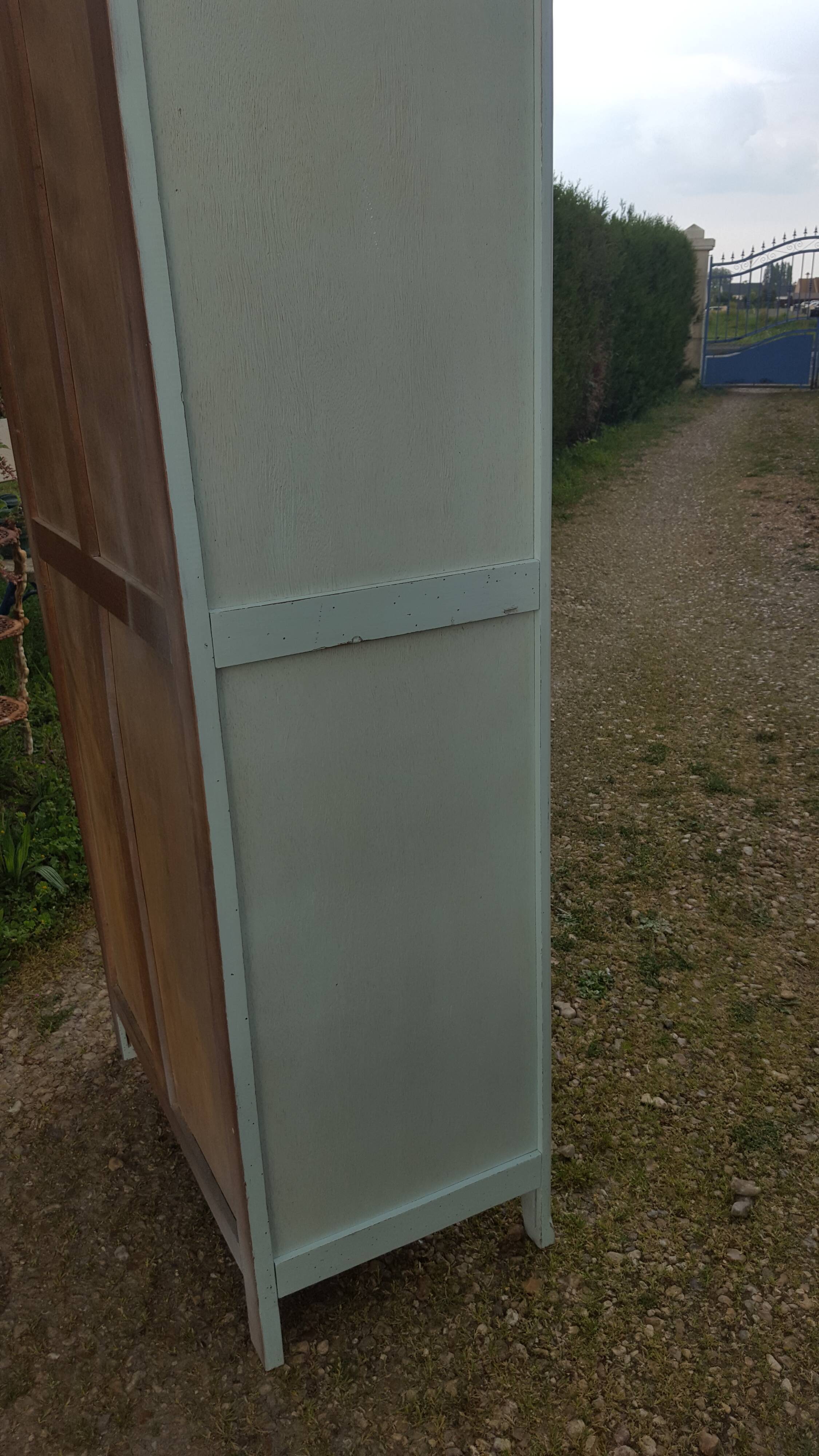 Mint-coloured parisian wardrobe