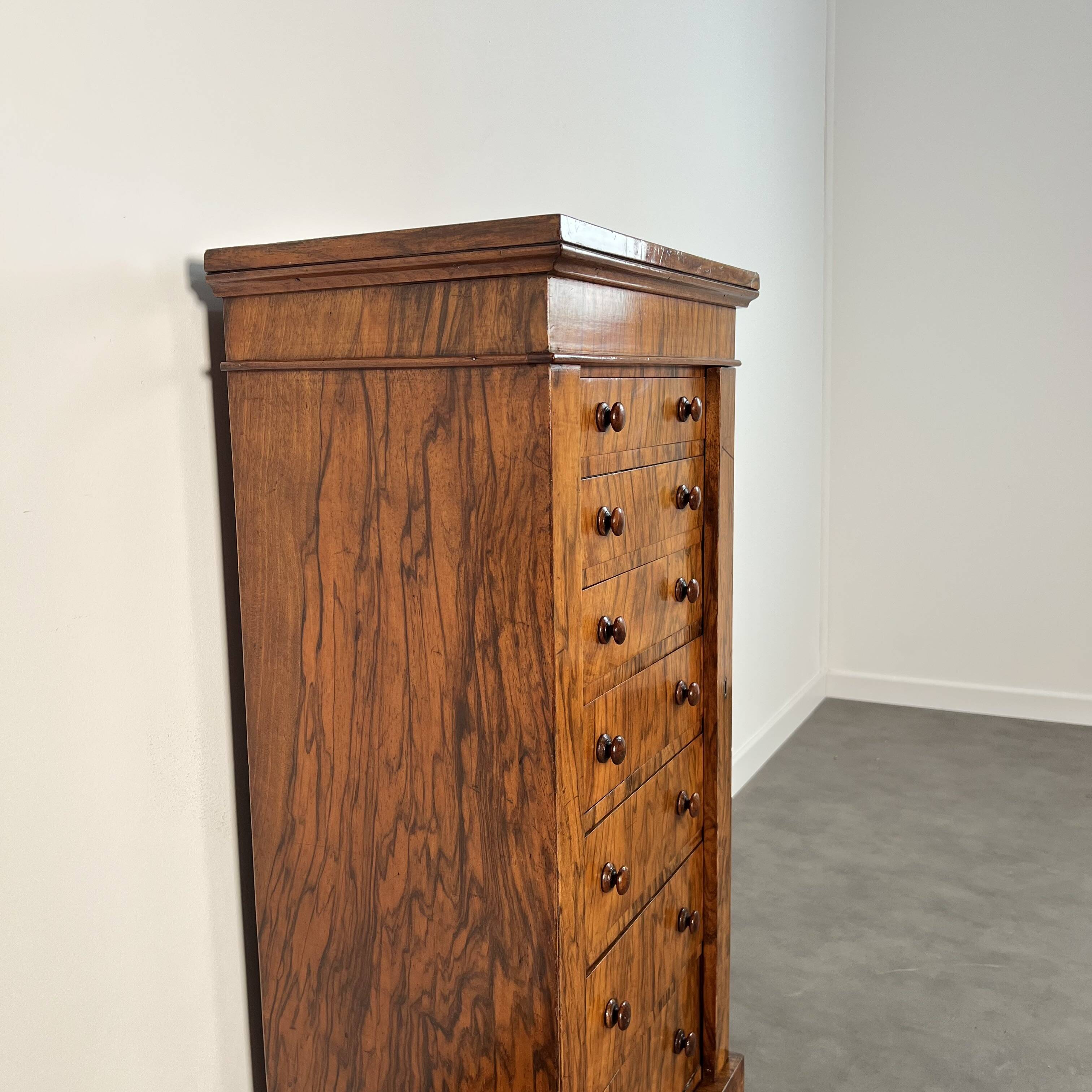 Commode Wellington anglaise en placage de noyer, époque Victorienne