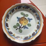 Assiette creuse en faïence ancienne à décor de prune