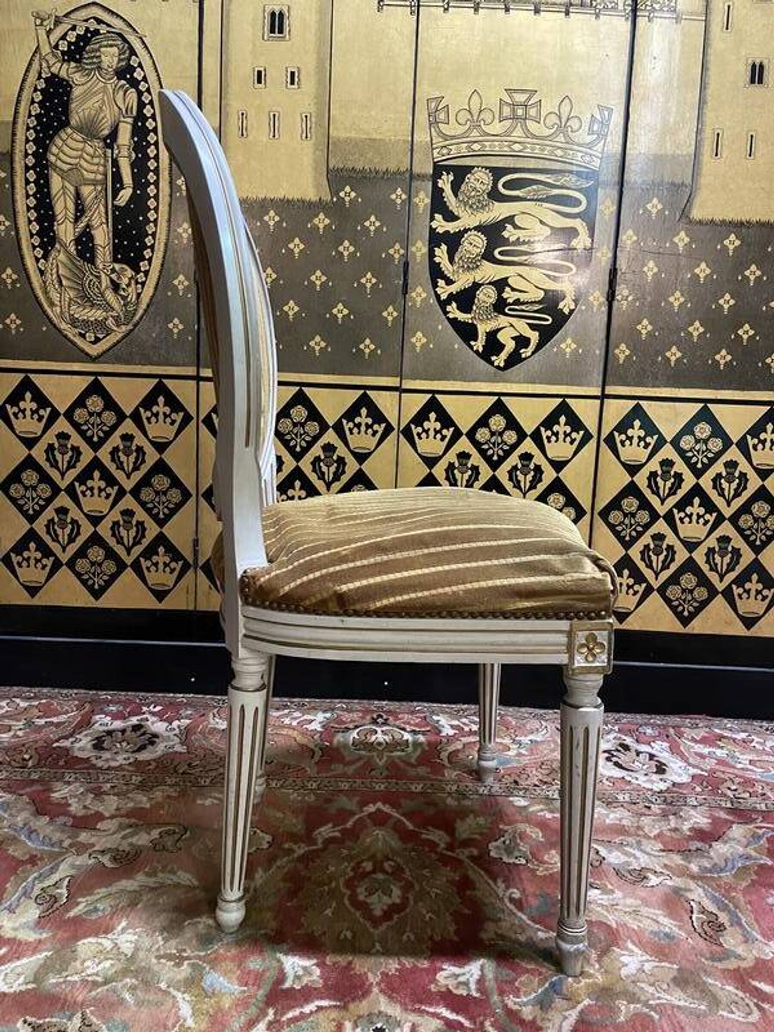 Suite de 4 chaises médaillons de style Louis XVI