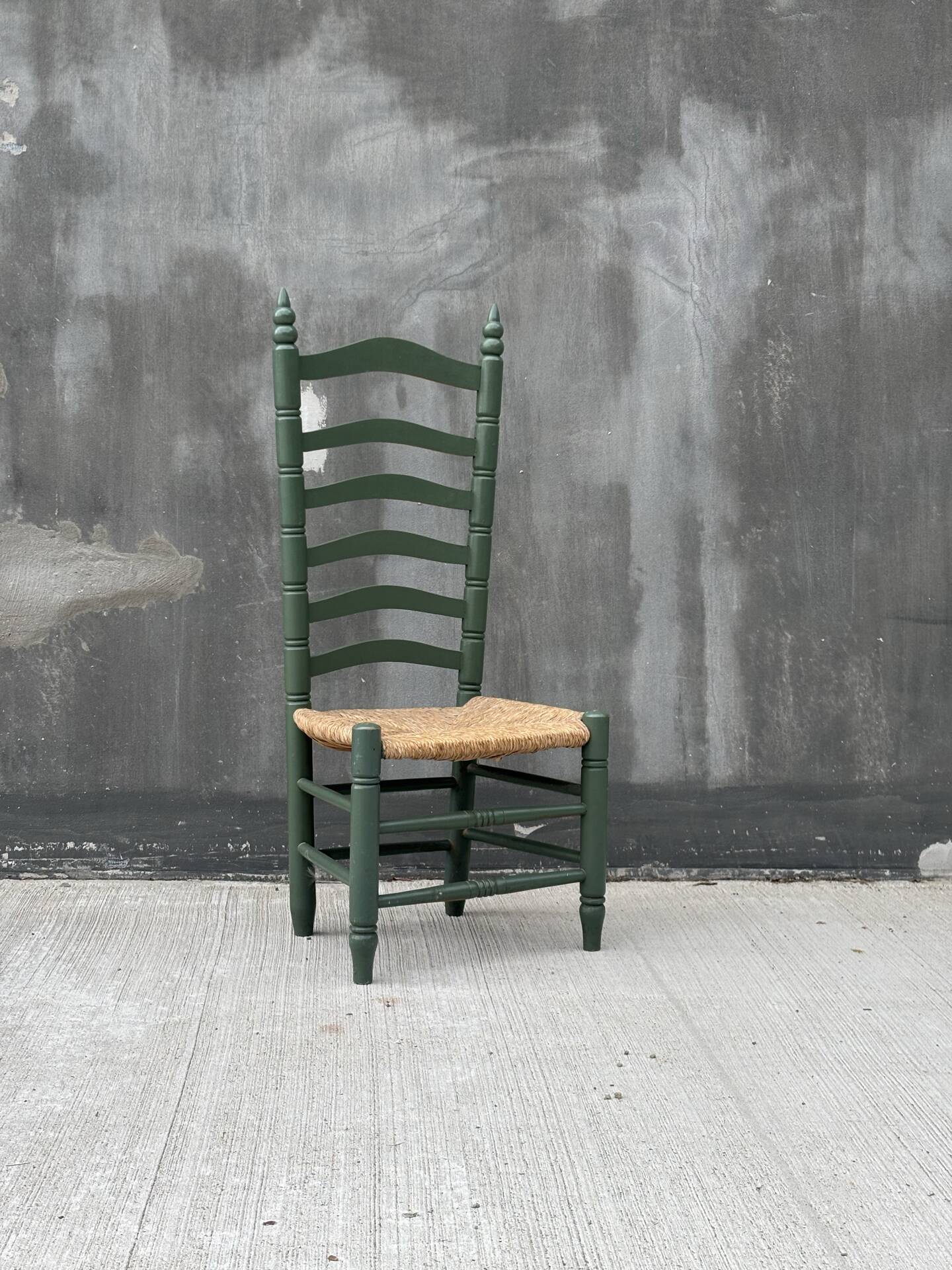 Chaise basse d’appoint vintage à haut dossier et assise tressée