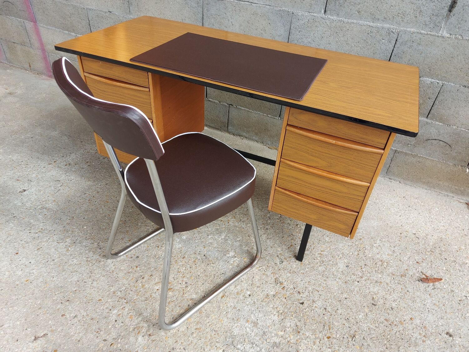 Adult desk, scandinavian type, 1970 and roneo chair