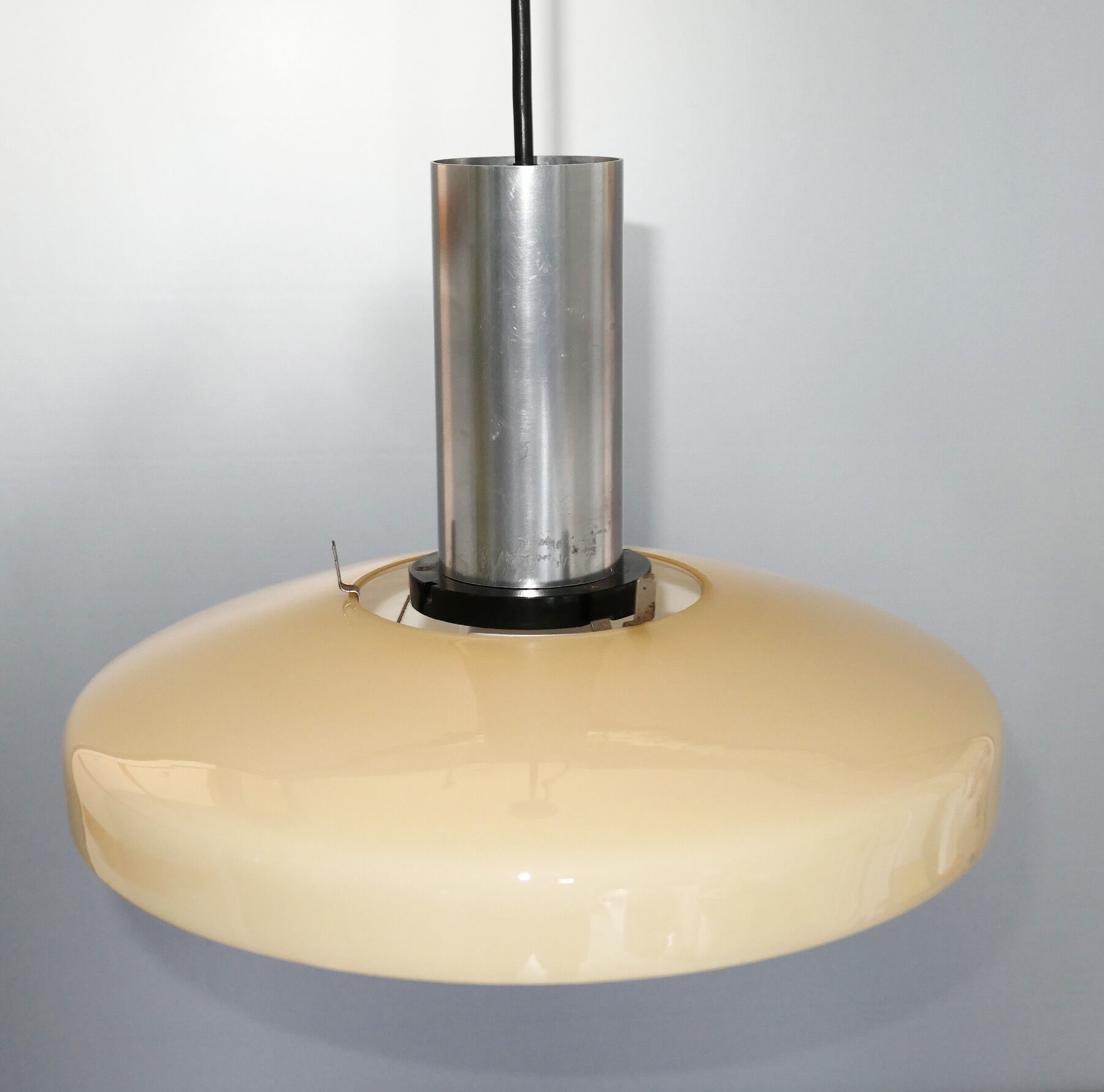Suspension vintage avec abat-jour en verre opalin beige années 60-70