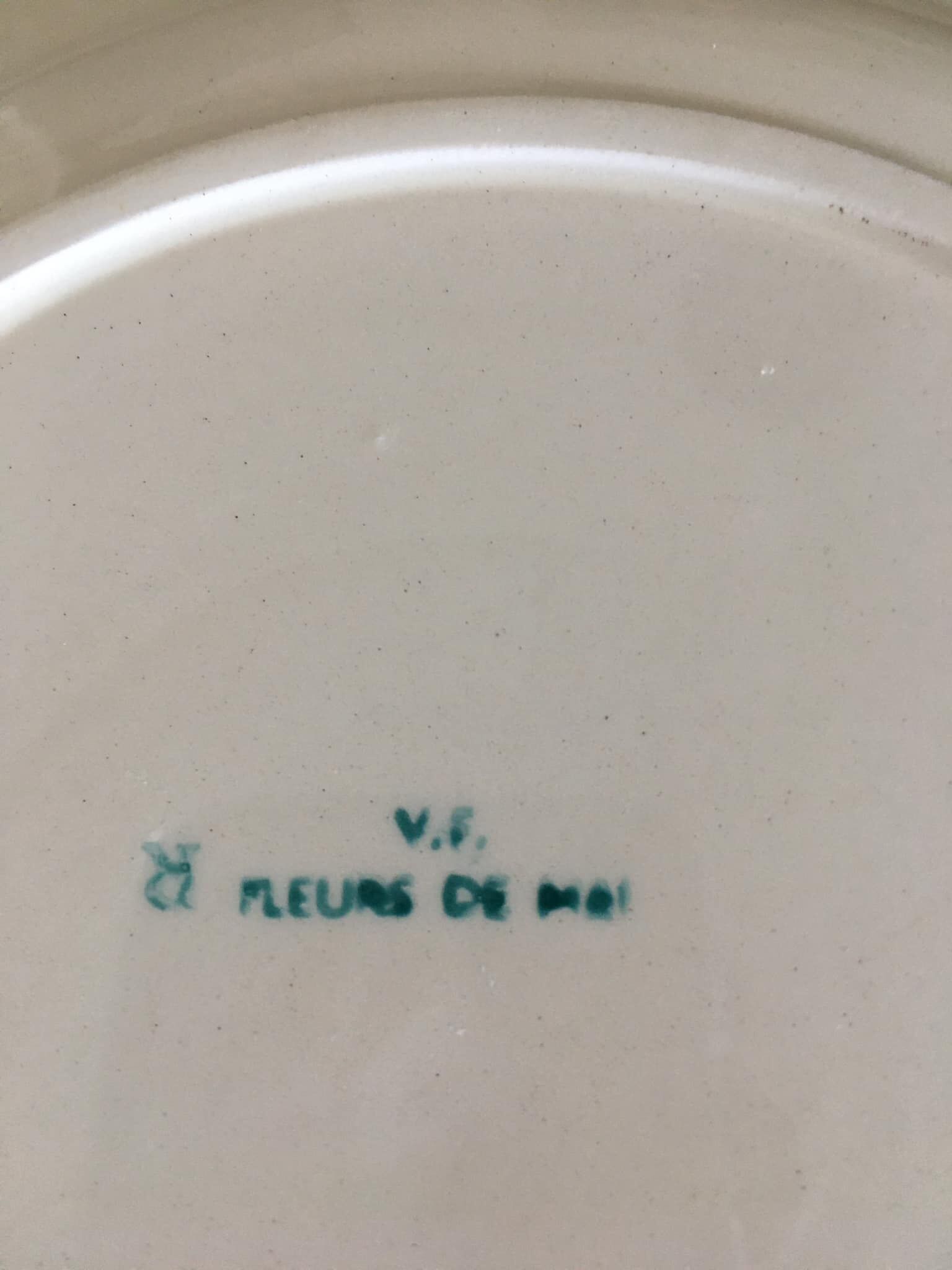 3 assiettes à dessert en porcelaine estampillées VF, modèle "Fleurs de Mai". Motifs peints à la main