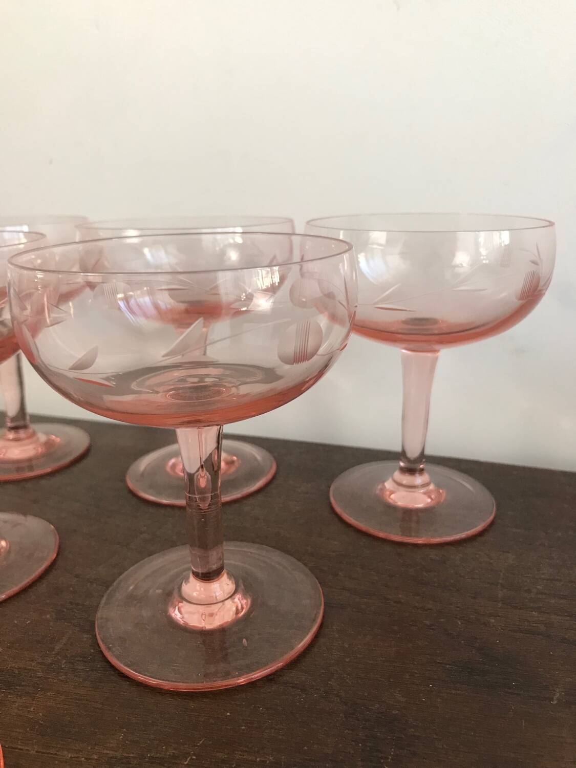 Champagne glass in pink glass with floral engraving