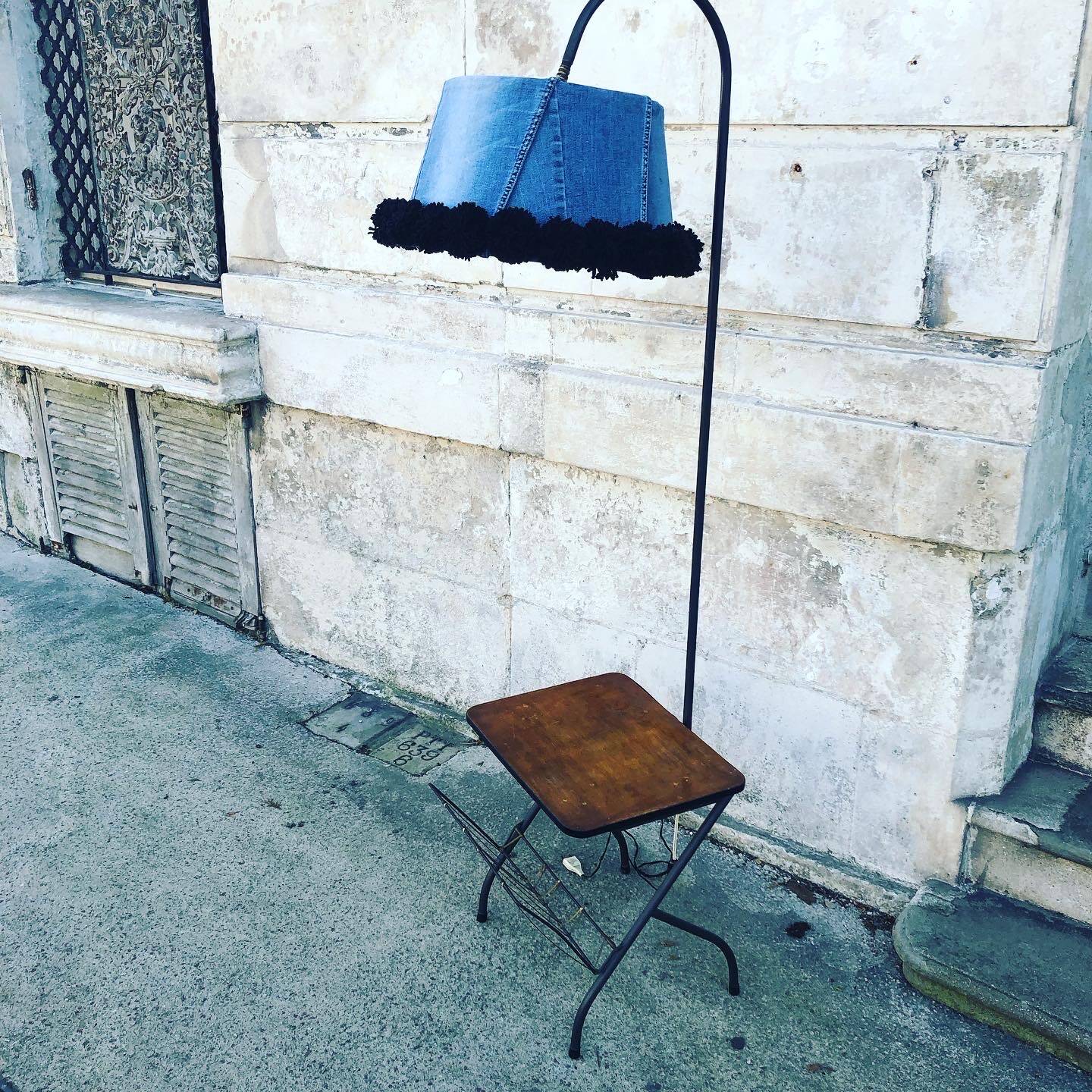 Reading light with scoubidou magazine holder