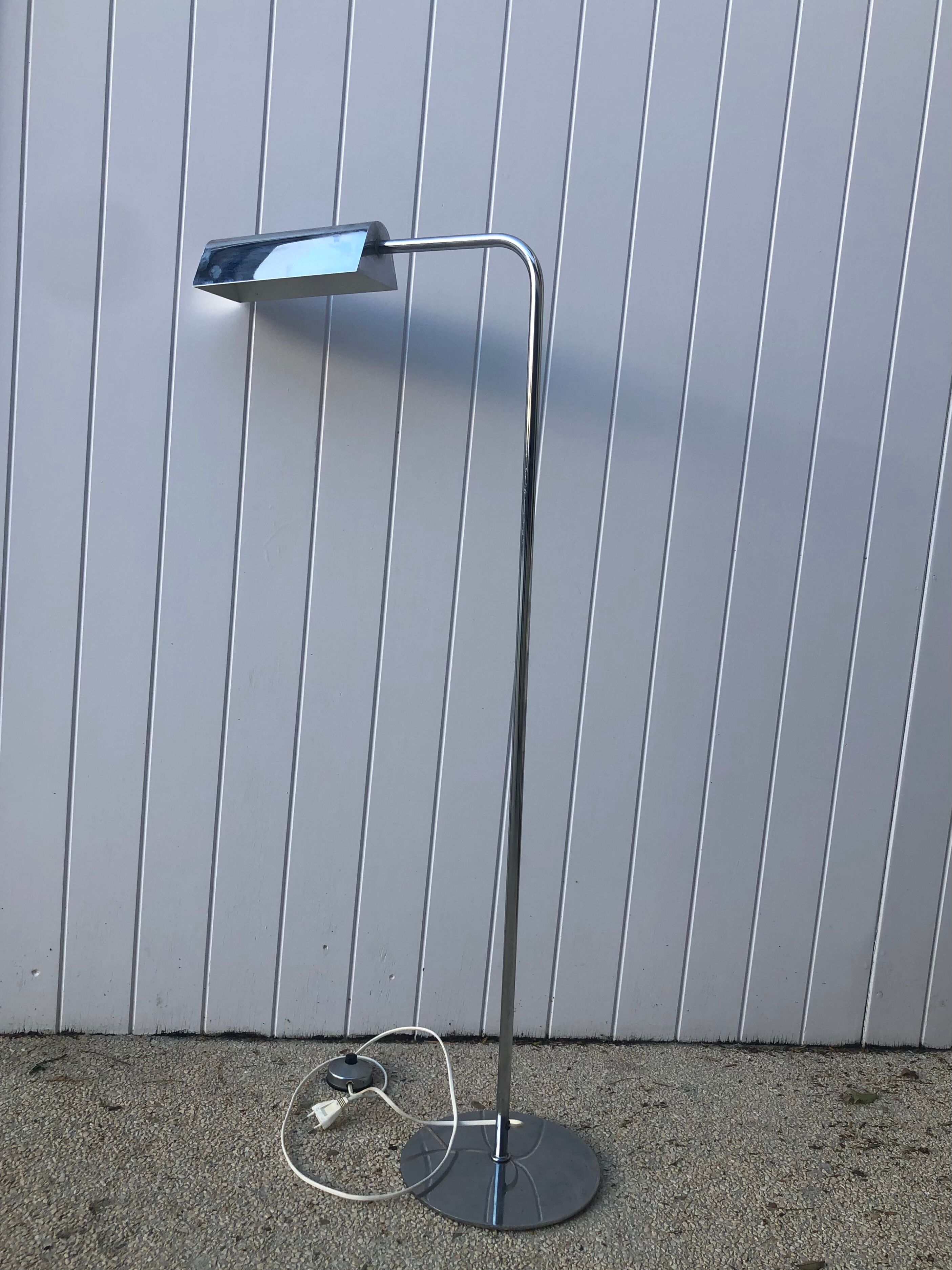 70s e-reader in chrome-plated steel sleek design