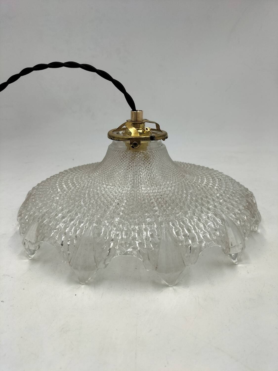 Holophane glass suspension