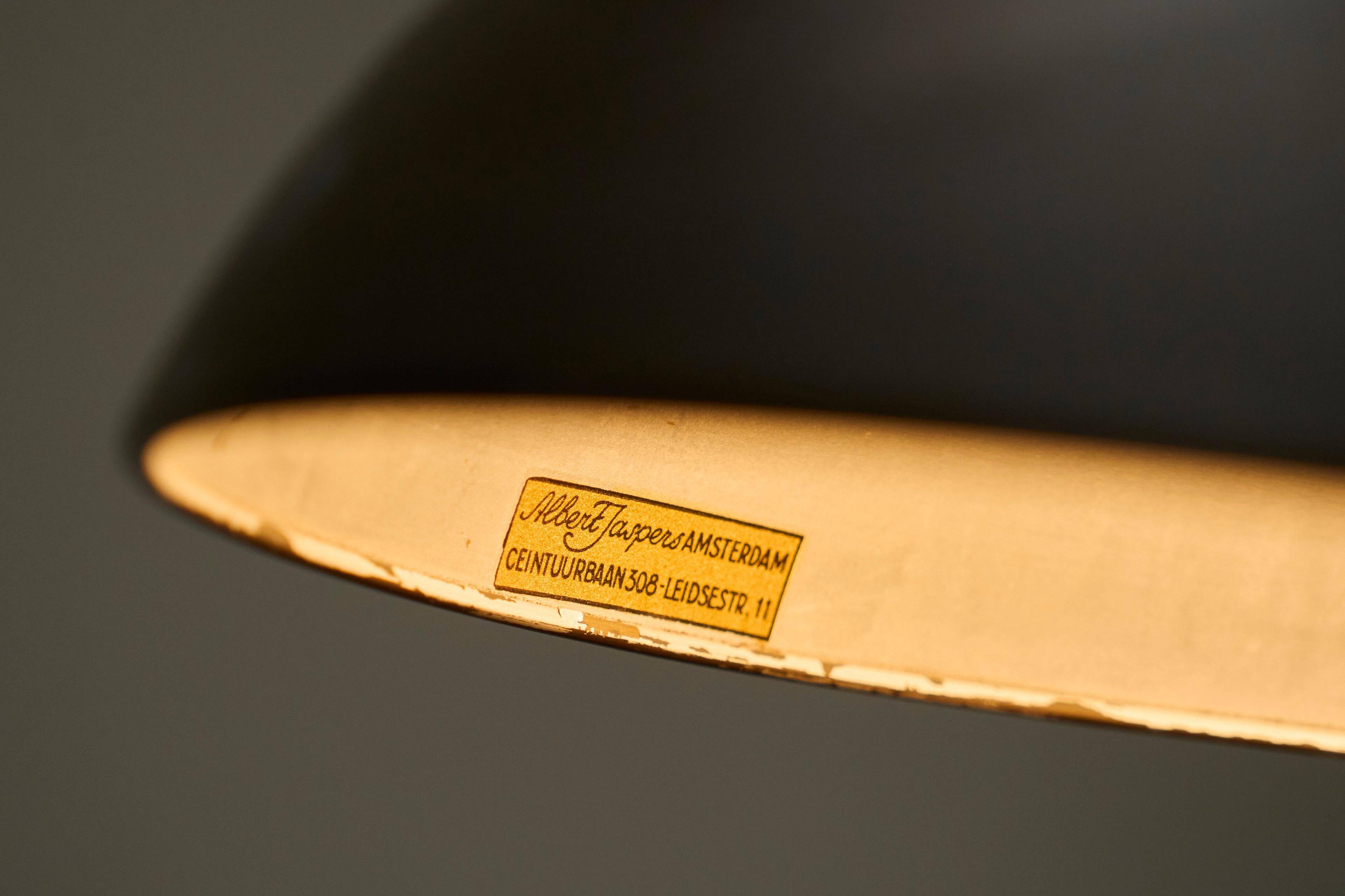 Modernist desk lamp in patinated brass from the 1930s.