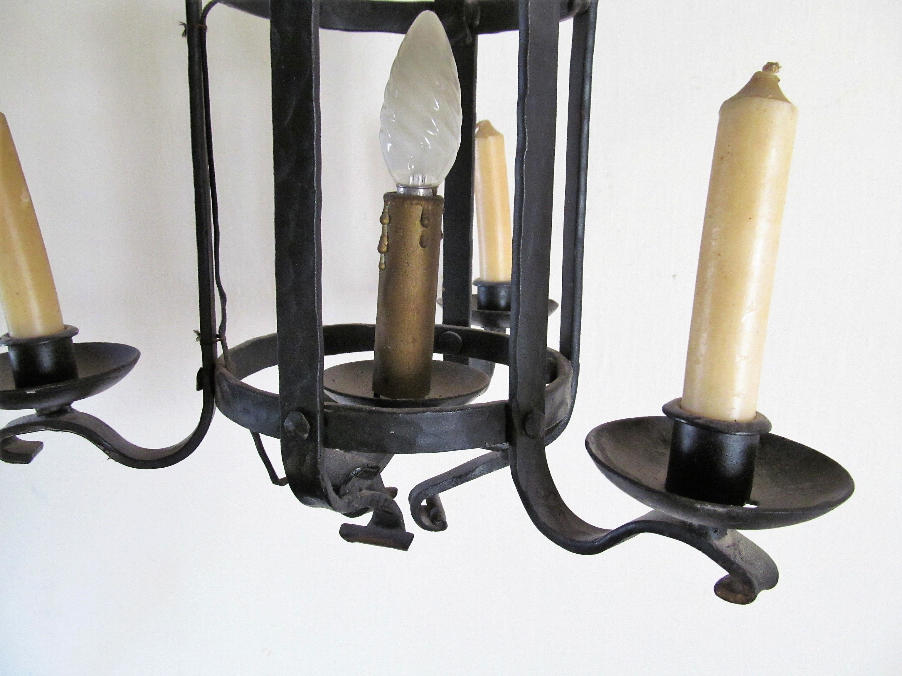 Lustre rond de château médiéval forgé à la main en France