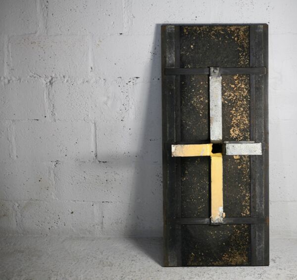 Table basse, céramique et plaques acier, circa 1960.