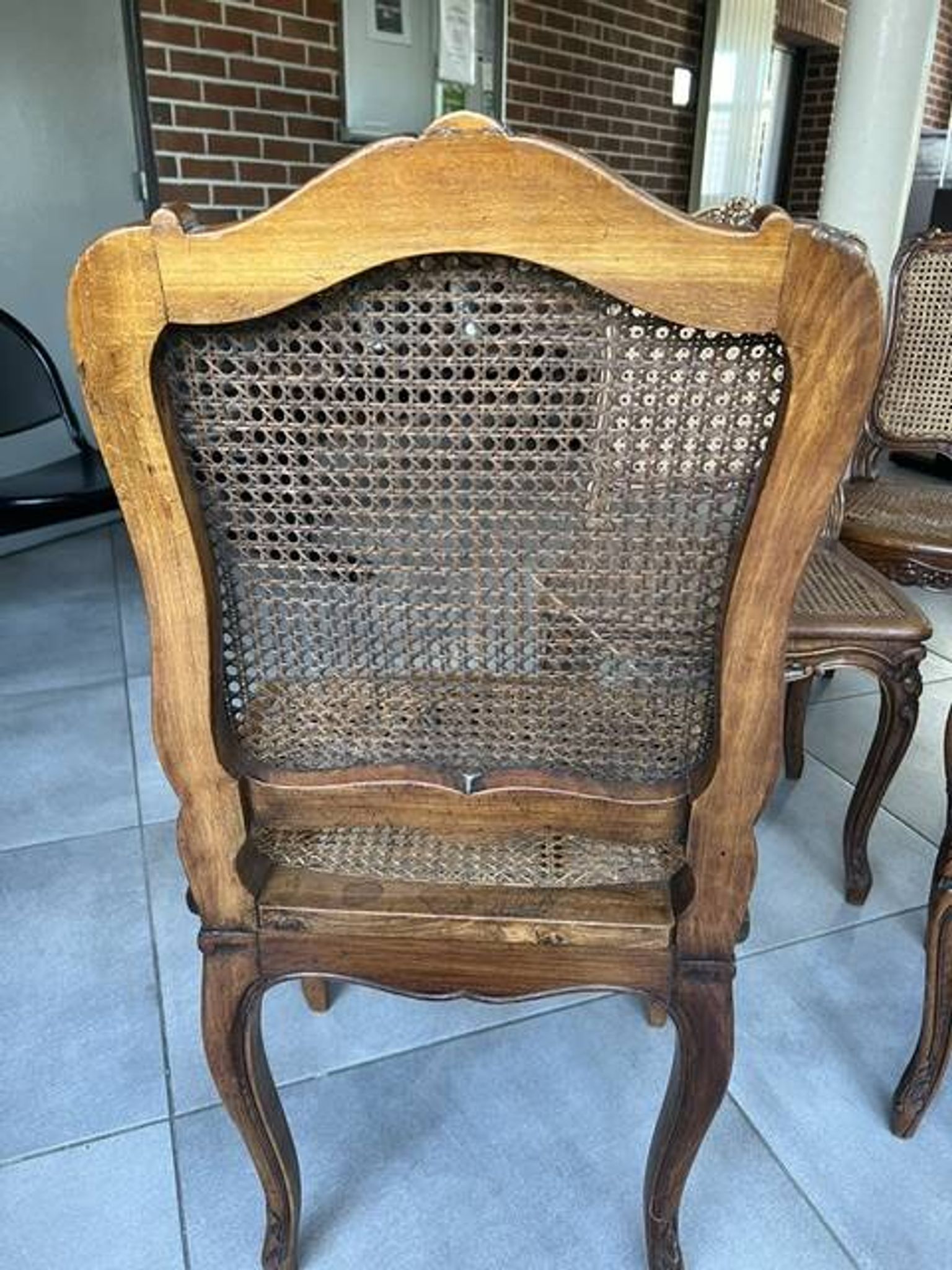 Lot de 6 chaises Louis XV cannees en noyer