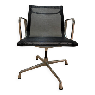 Charles & Ray Eames design office chair — Vitra edition