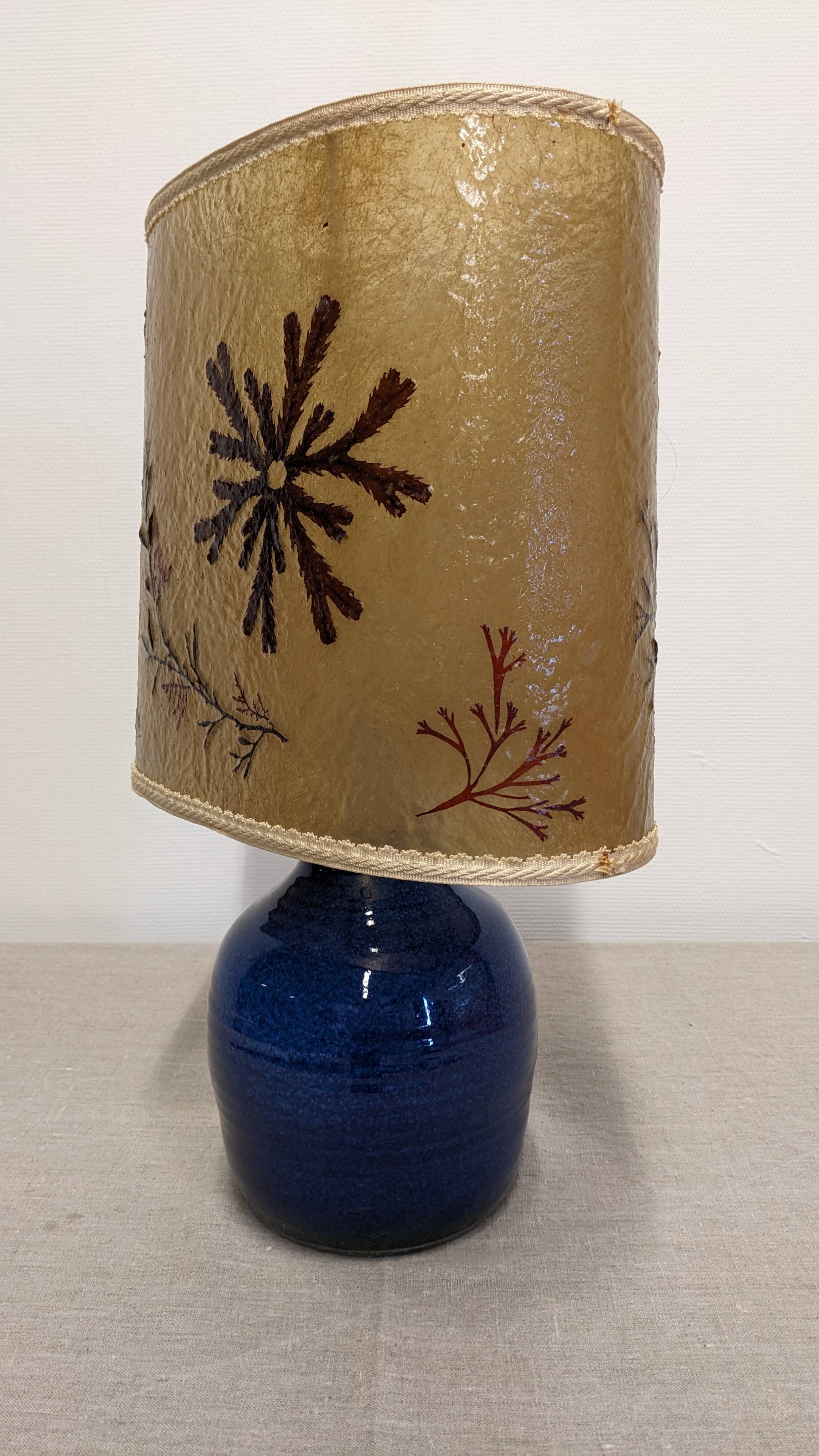 Lampe en grès émaillé bleu indigo et résine vers 1960