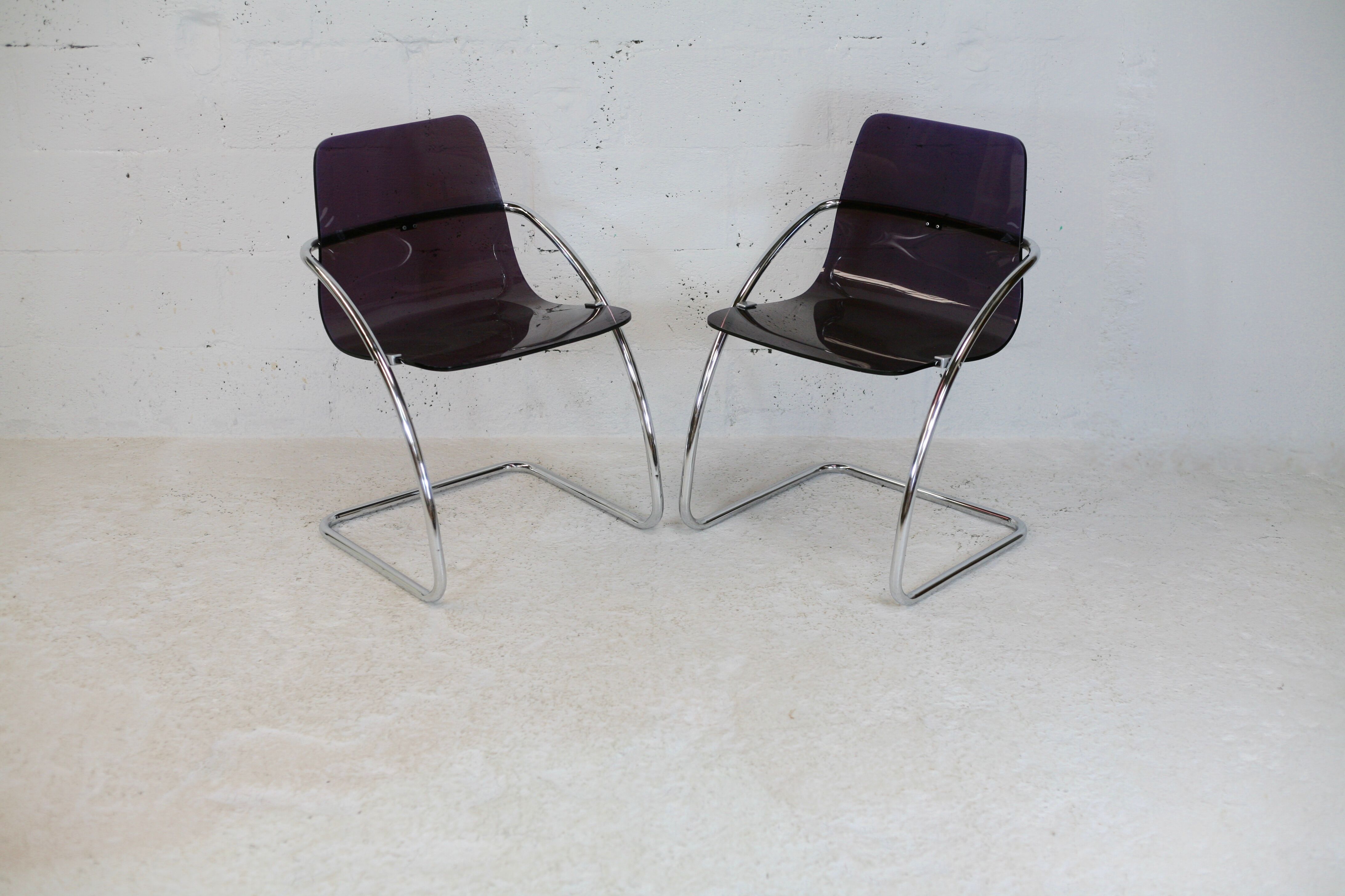 Pair of chairs by Yves Christin, tubular steel, purple plexiglass. Ed. Airborne, France cira 1970