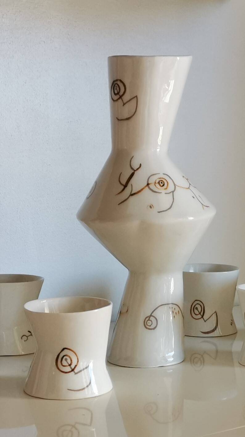 Botella y vasos para vino