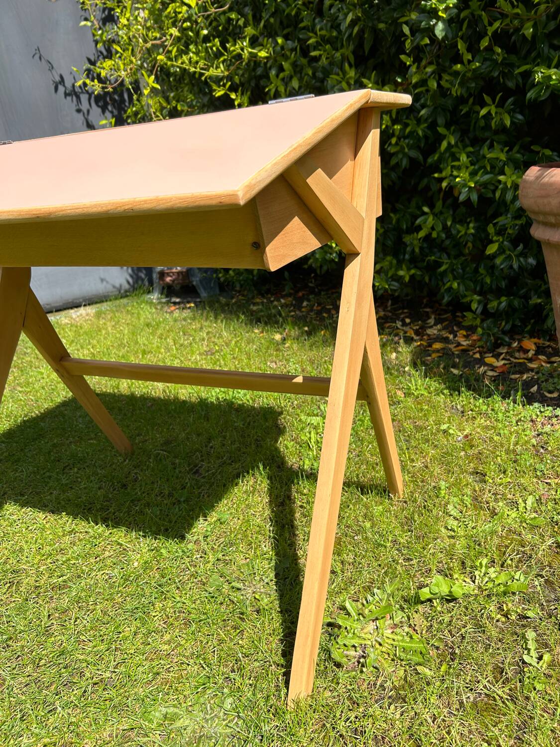 Children's desk with compass legs