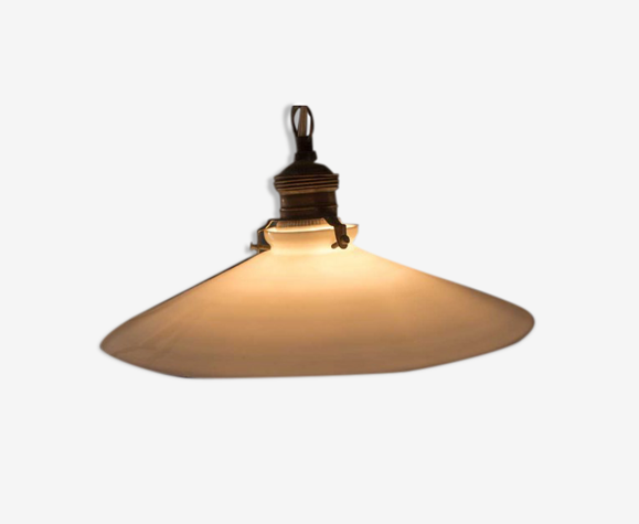 Suspension en opaline blanc avec choquet en laiton