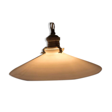 Suspension en opaline blanc avec choquet en laiton