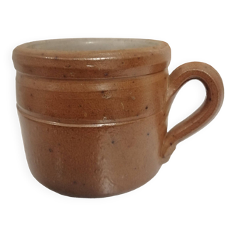 Stoneware pot with handle