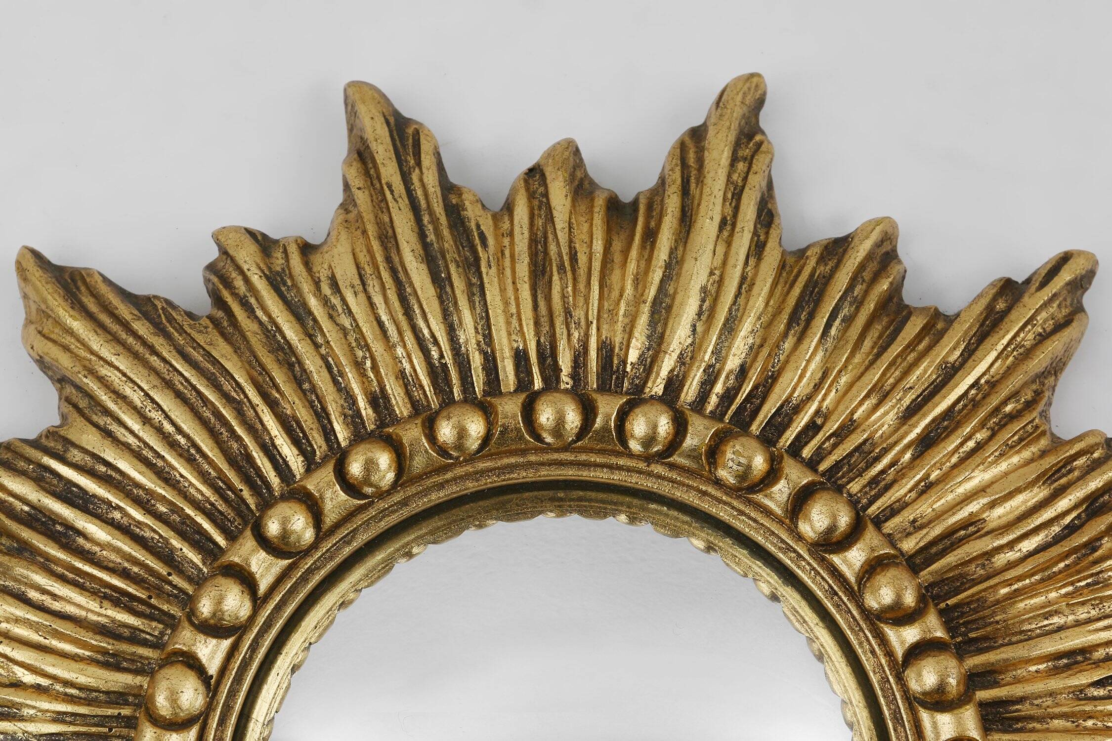 Miroir en résine en forme de soleil doré avec miroir convexe, France, années 1960.