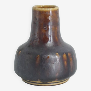 Mid-Century Scandinavian Modern Collectible Small Brown Stoneware Vase No. 40 by Gunnar Borg