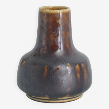 Petit vase de collection scandinave moderne du milieu du siècle en grès marron n° 40 par Gunnar Borg