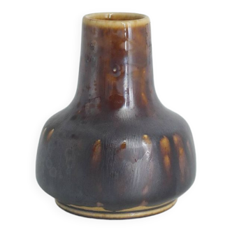 Mid-Century Scandinavian Modern Collectible Small Brown Stoneware Vase No. 40 by Gunnar Borg