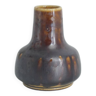 Petit vase de collection scandinave moderne du milieu du siècle en grès marron n° 40 par Gunnar Borg