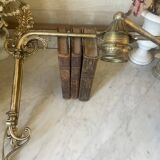 Adjustable wall light in brass and gold metal.