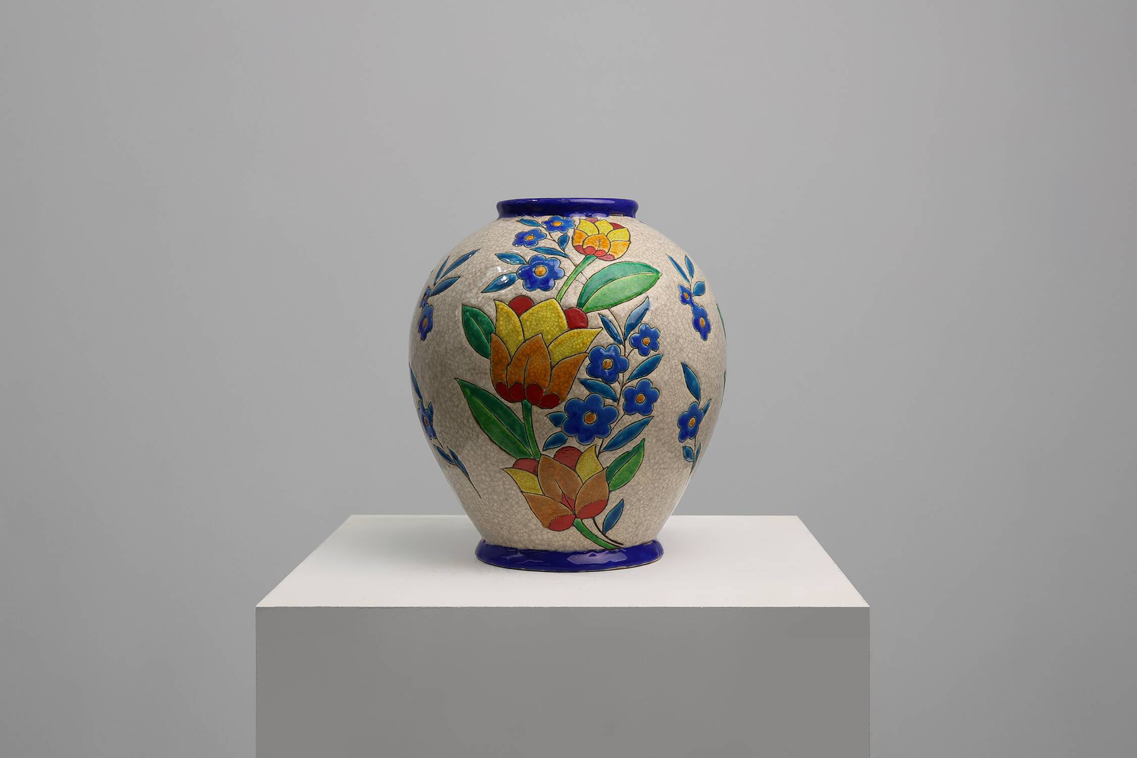 Vase Boch Keramis par Catteau, à décor floral polychrome, Belgique, années 1930
