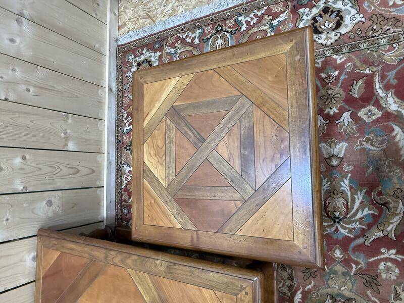 Table basse et bouts de canapés de style Louis XIII en parquet