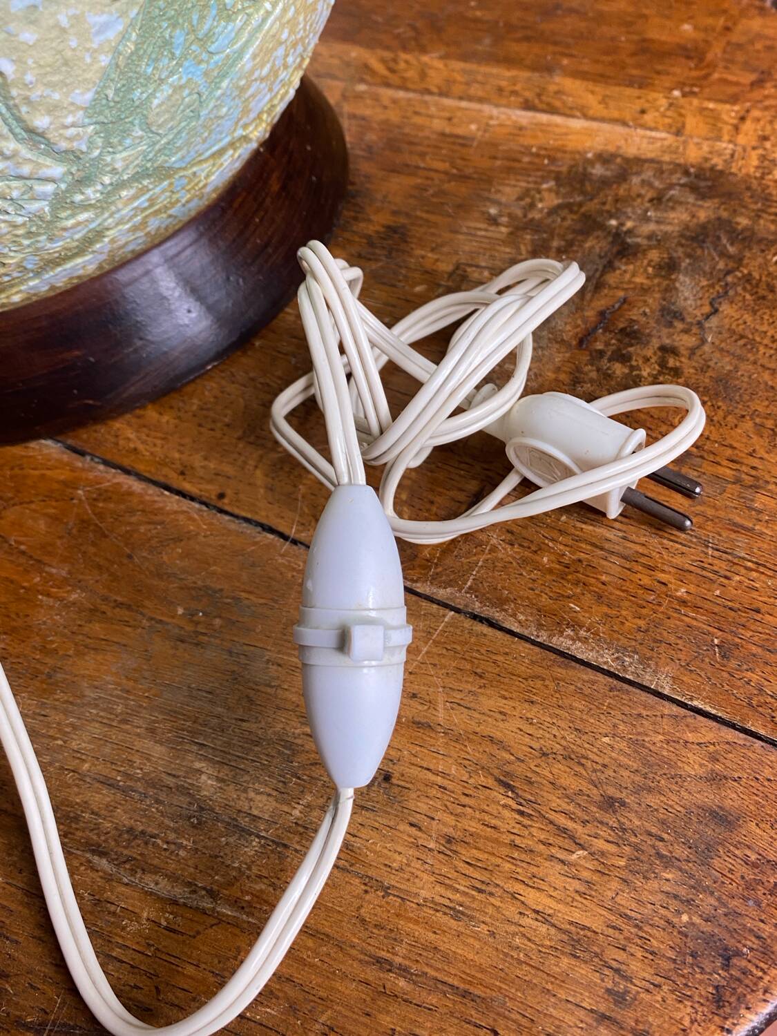 Spherical ceramic lamp with bark texture