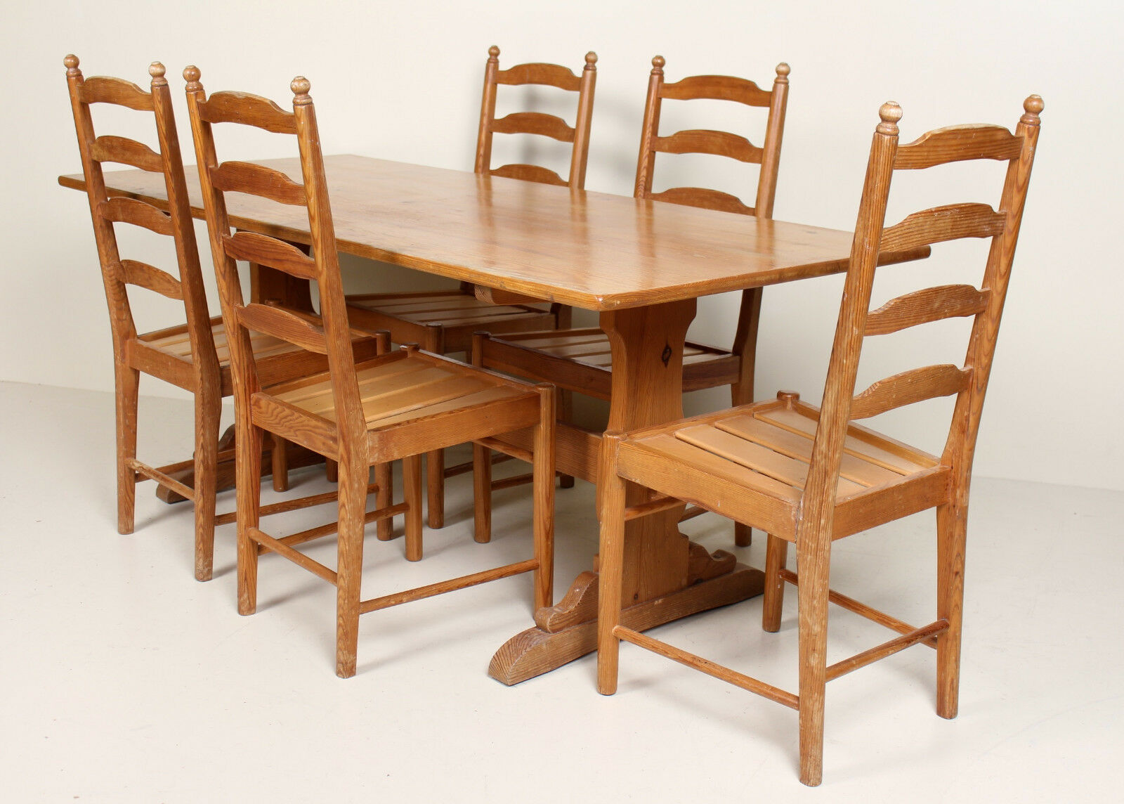 Dining table and 5 chairs of vintage Ercol pine refectory