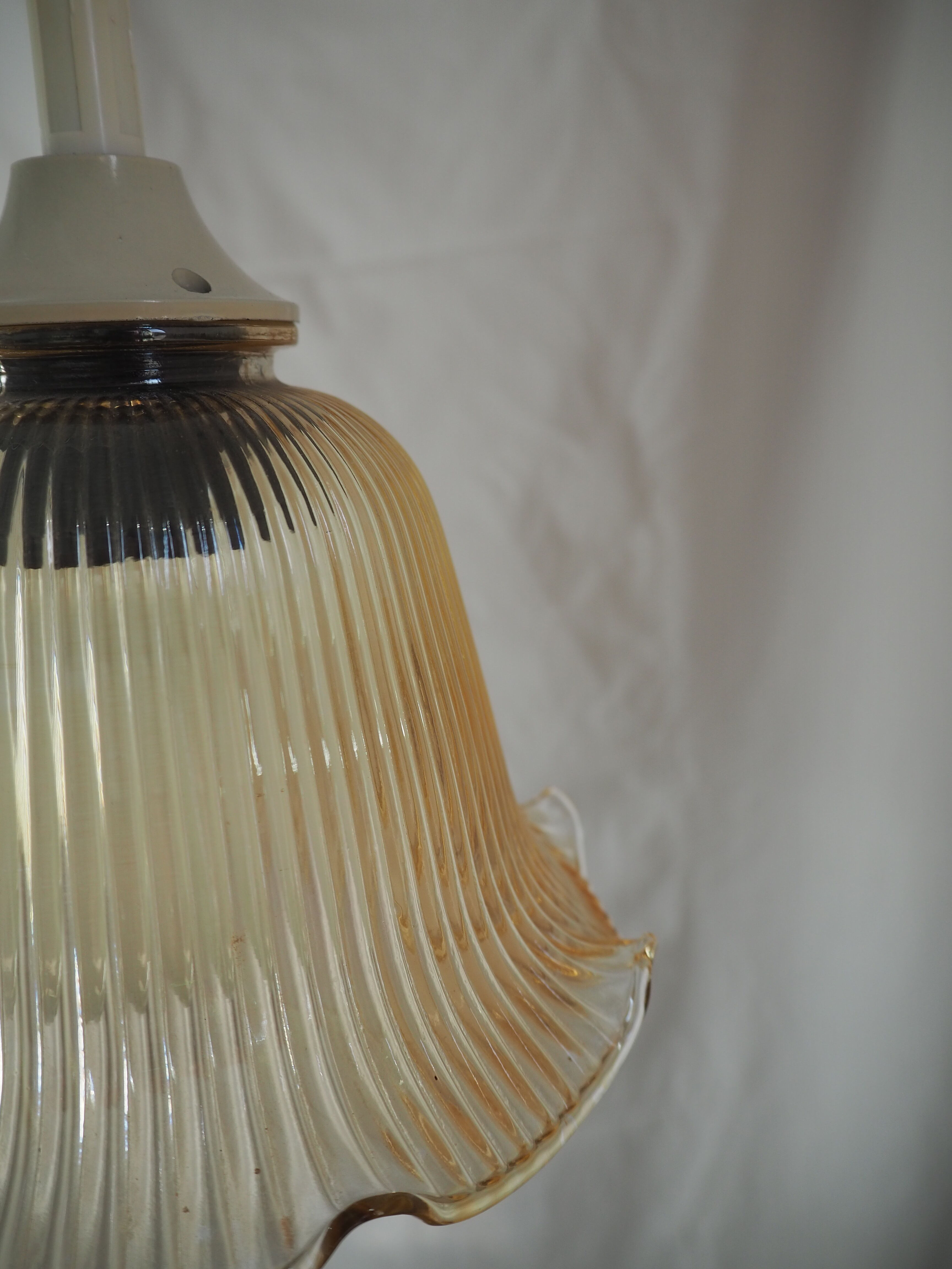 Striated tulip-shaped pendant light, in smoked glass
