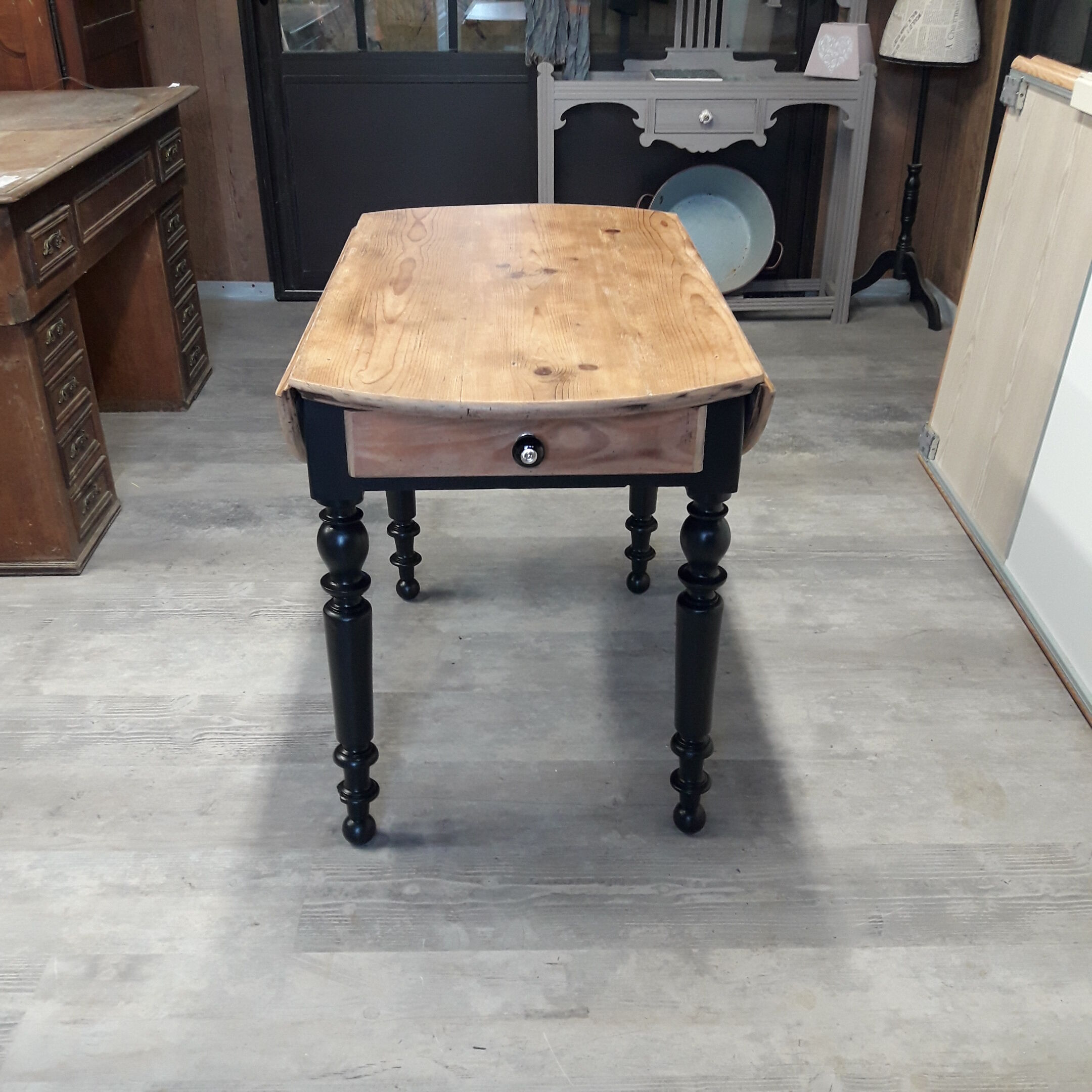 Round table with flaps