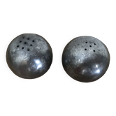 Sel et poivre brutaliste boule en fonte d’acier