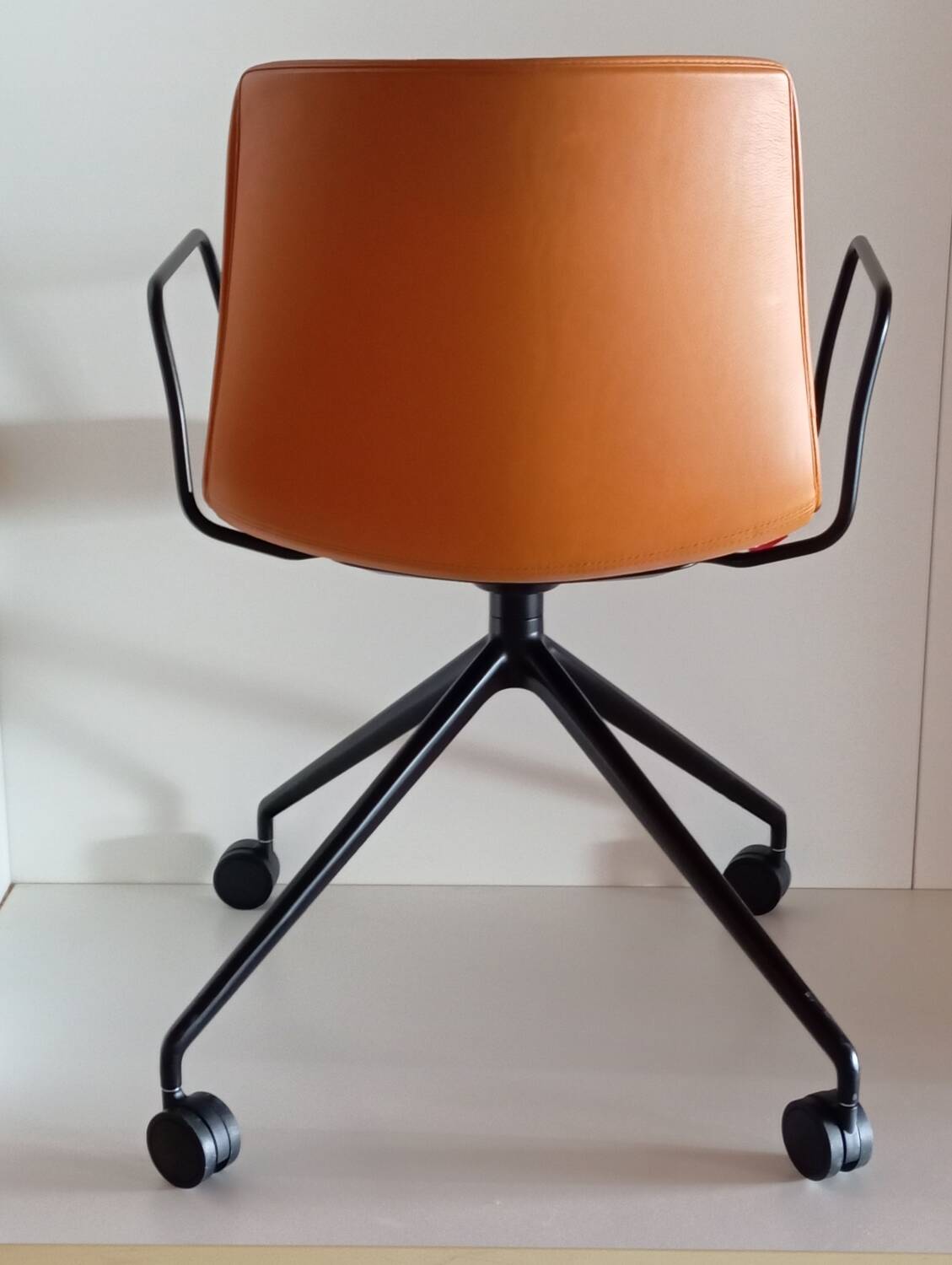 Leather chair Arper design Lievore Altherr Molina