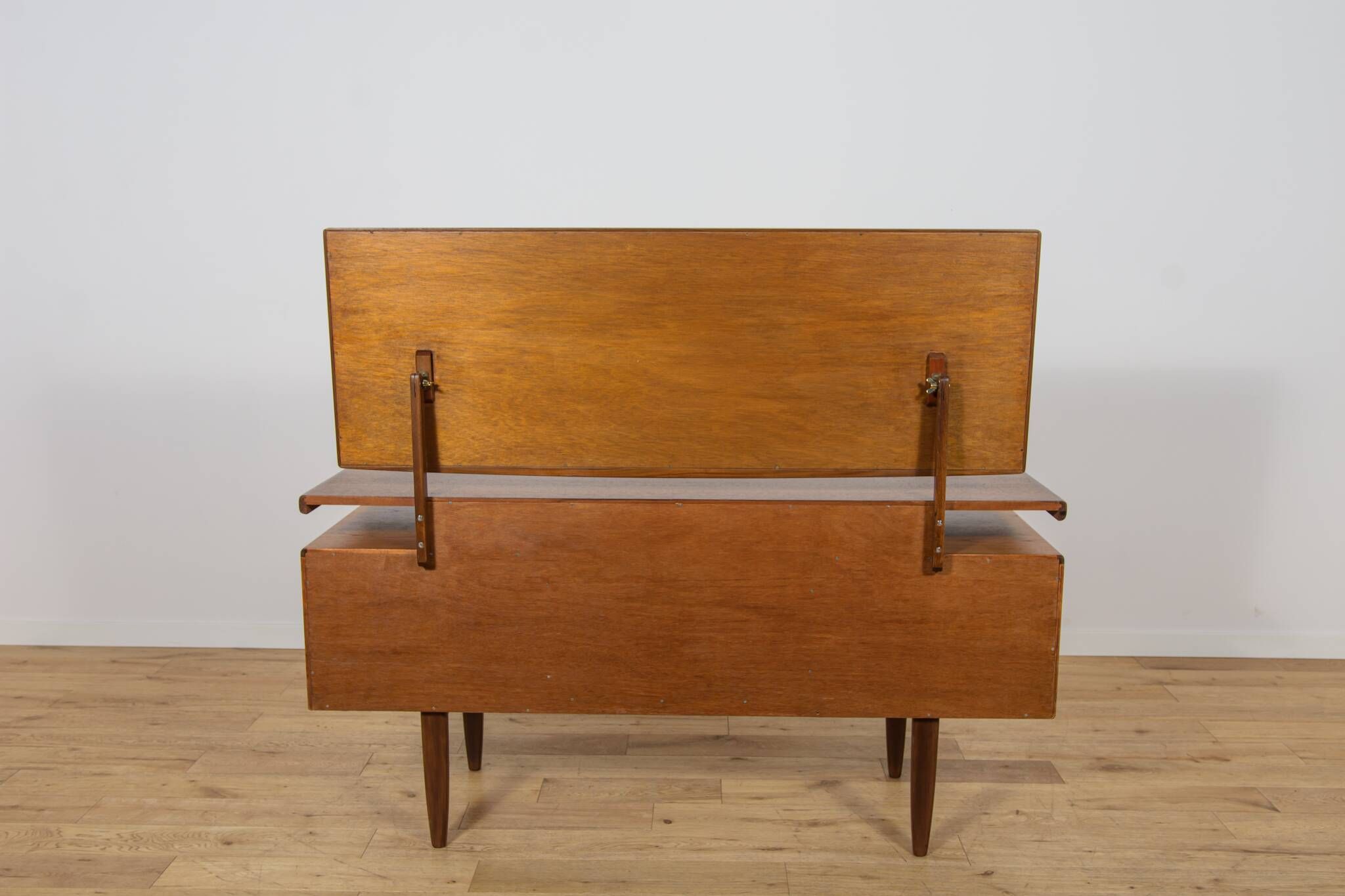 Table de maquillage en teck du milieu du siècle par Victor Wilkins pour G-Plan, Royaume-Uni, années 1960.