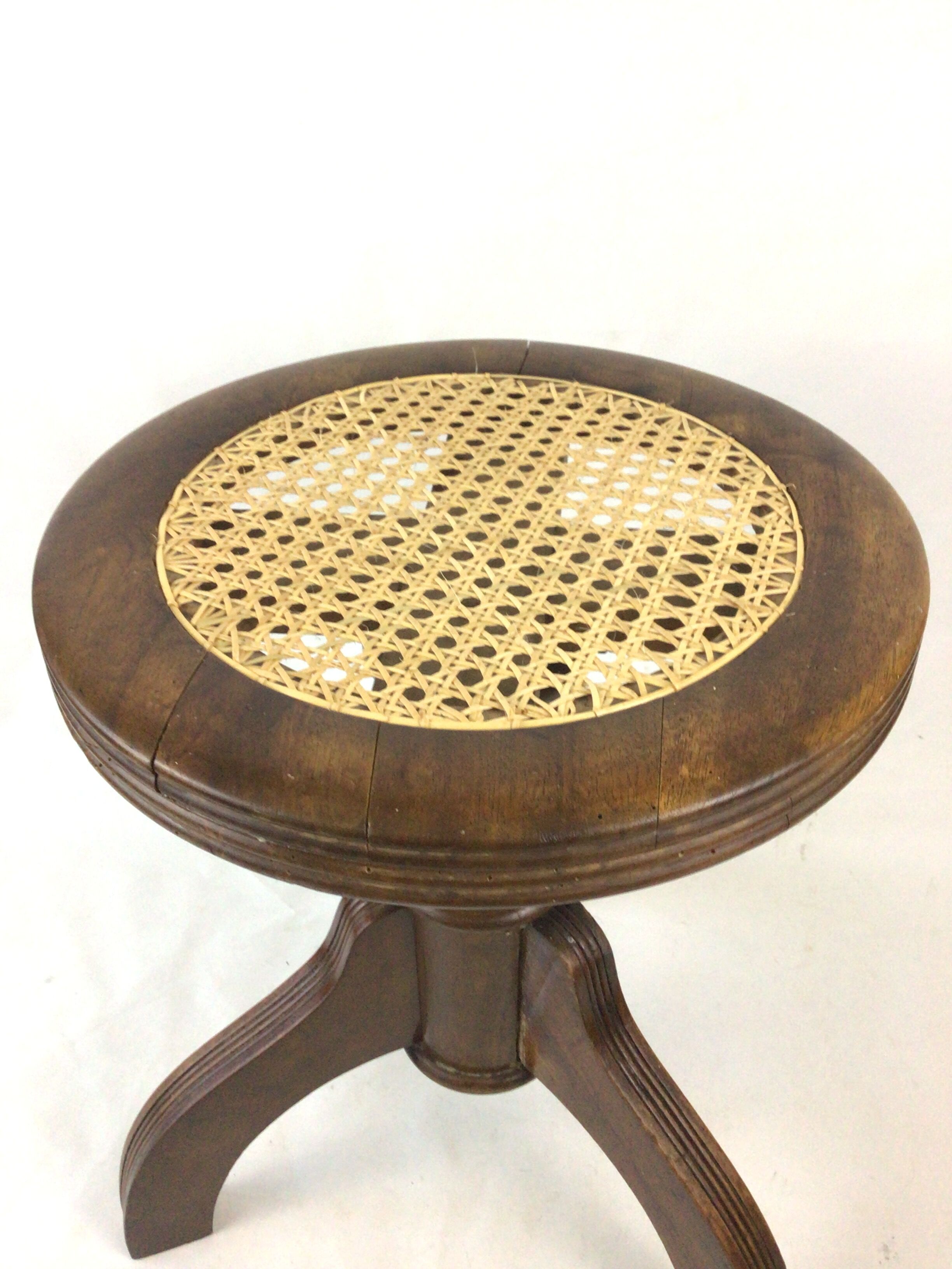 Canned piano stool with screws