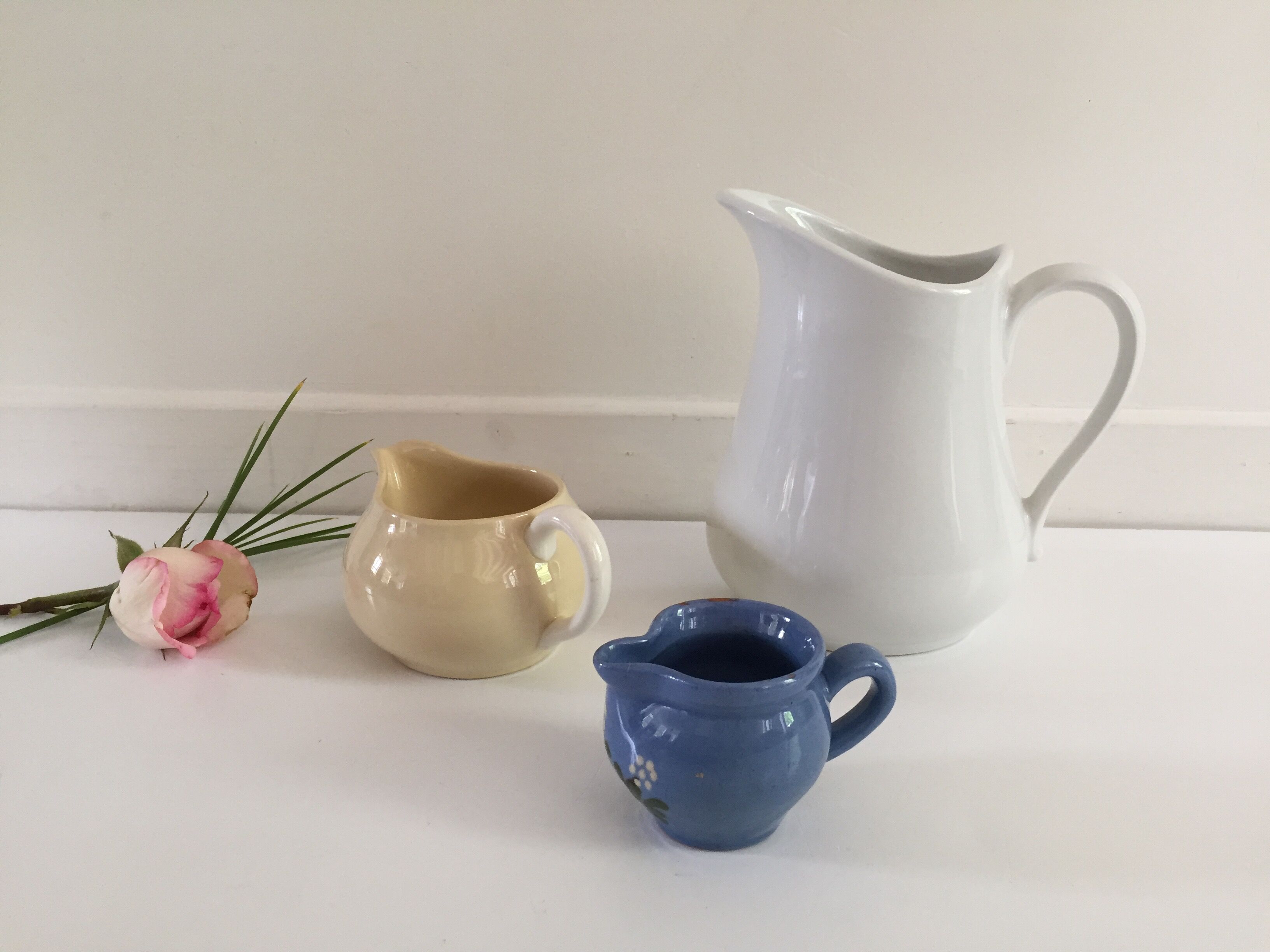 Set of 3 vintage pastels ceramic pitchers