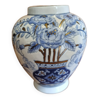 Small Chinese vase Blue and gold floral pattern