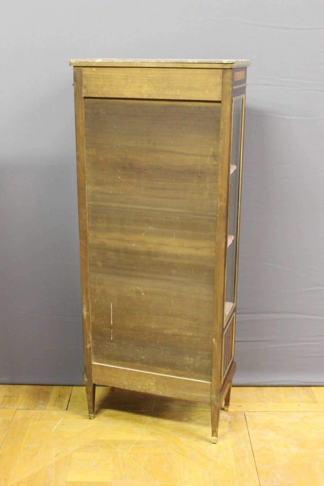 Vitrine de style Louis XVI en marquetrie