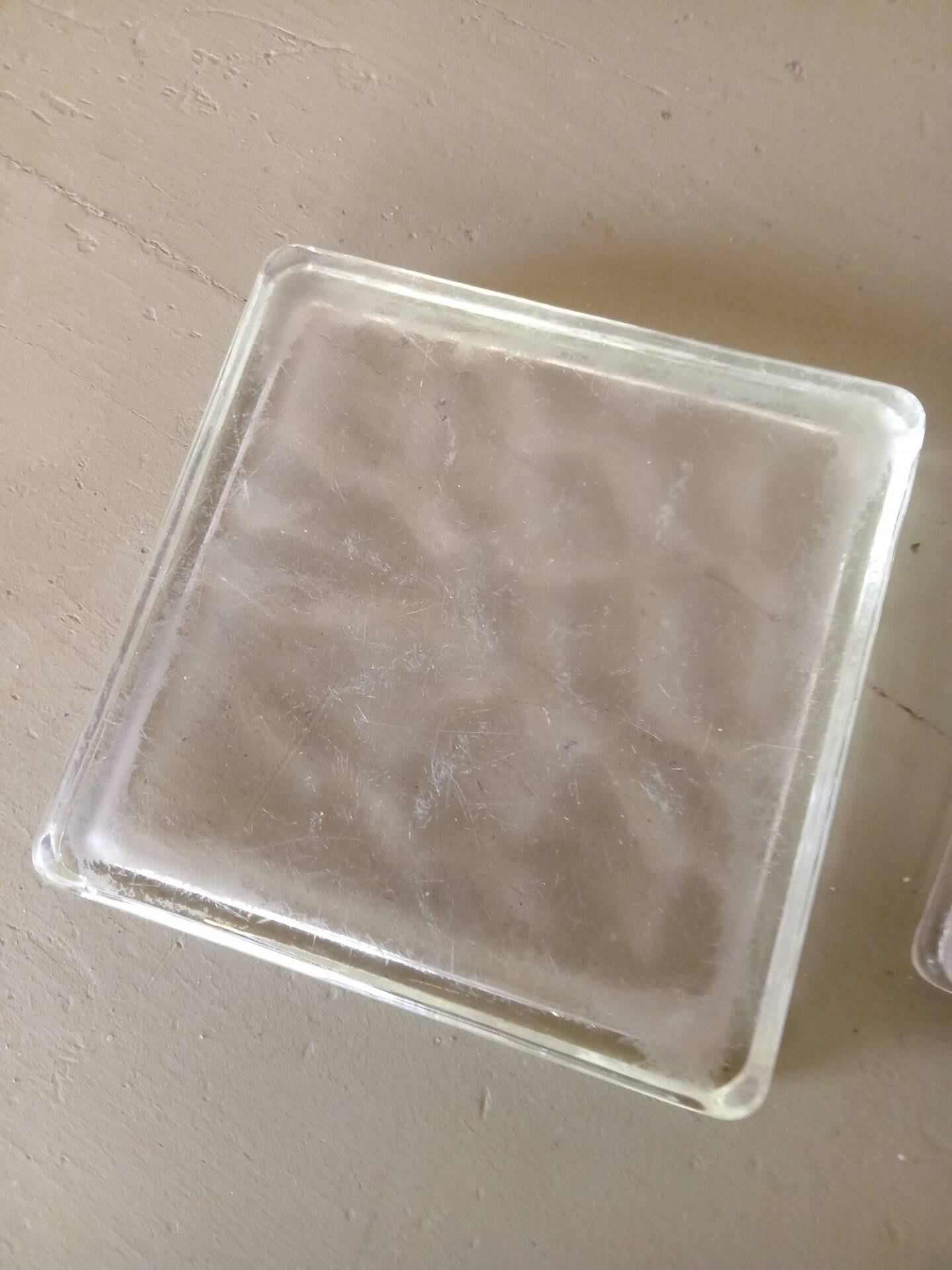 Lot de deux cendriers en verre