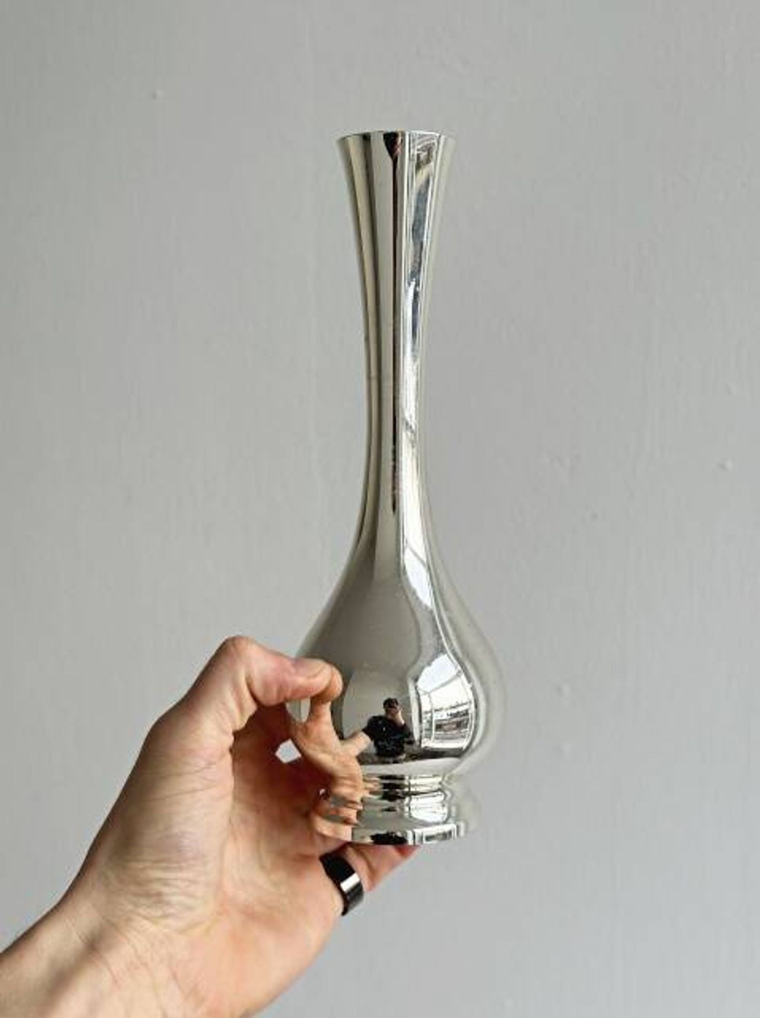 Lightweight metal single-stem vase