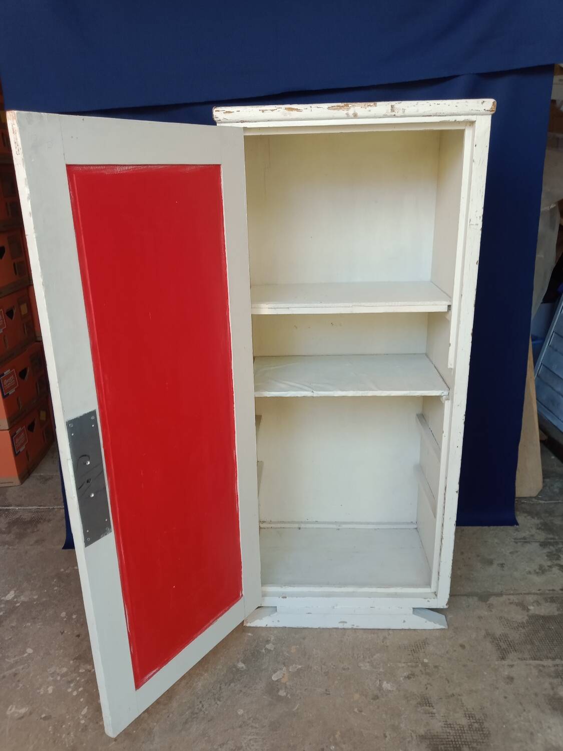 Parisian type storage unit with one door