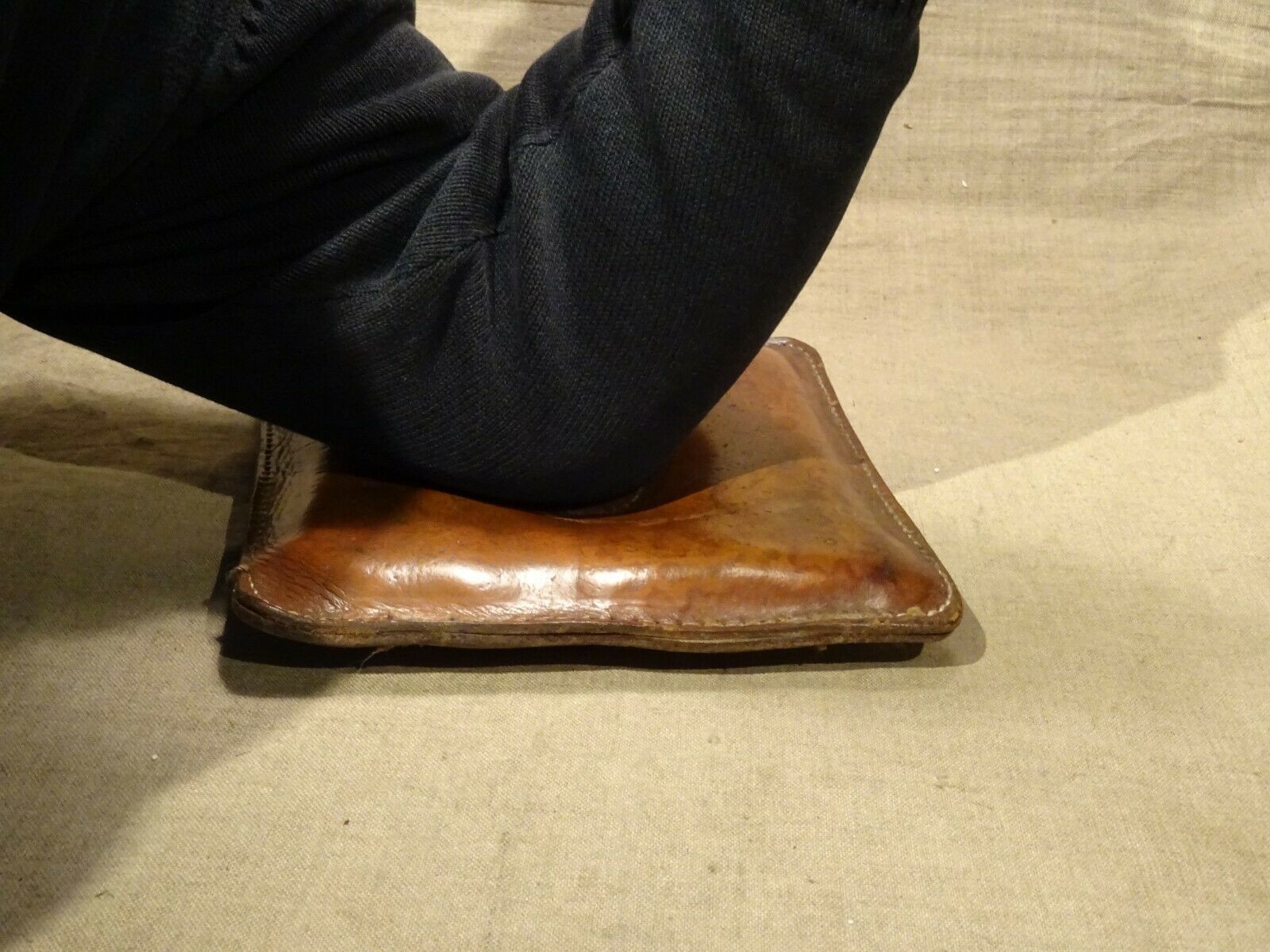 2 old leather elbow cushions for sport arm wrestling