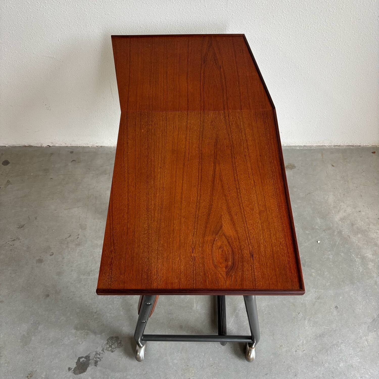 Chariot de machine à écrire vintage - table d'appoint en teck