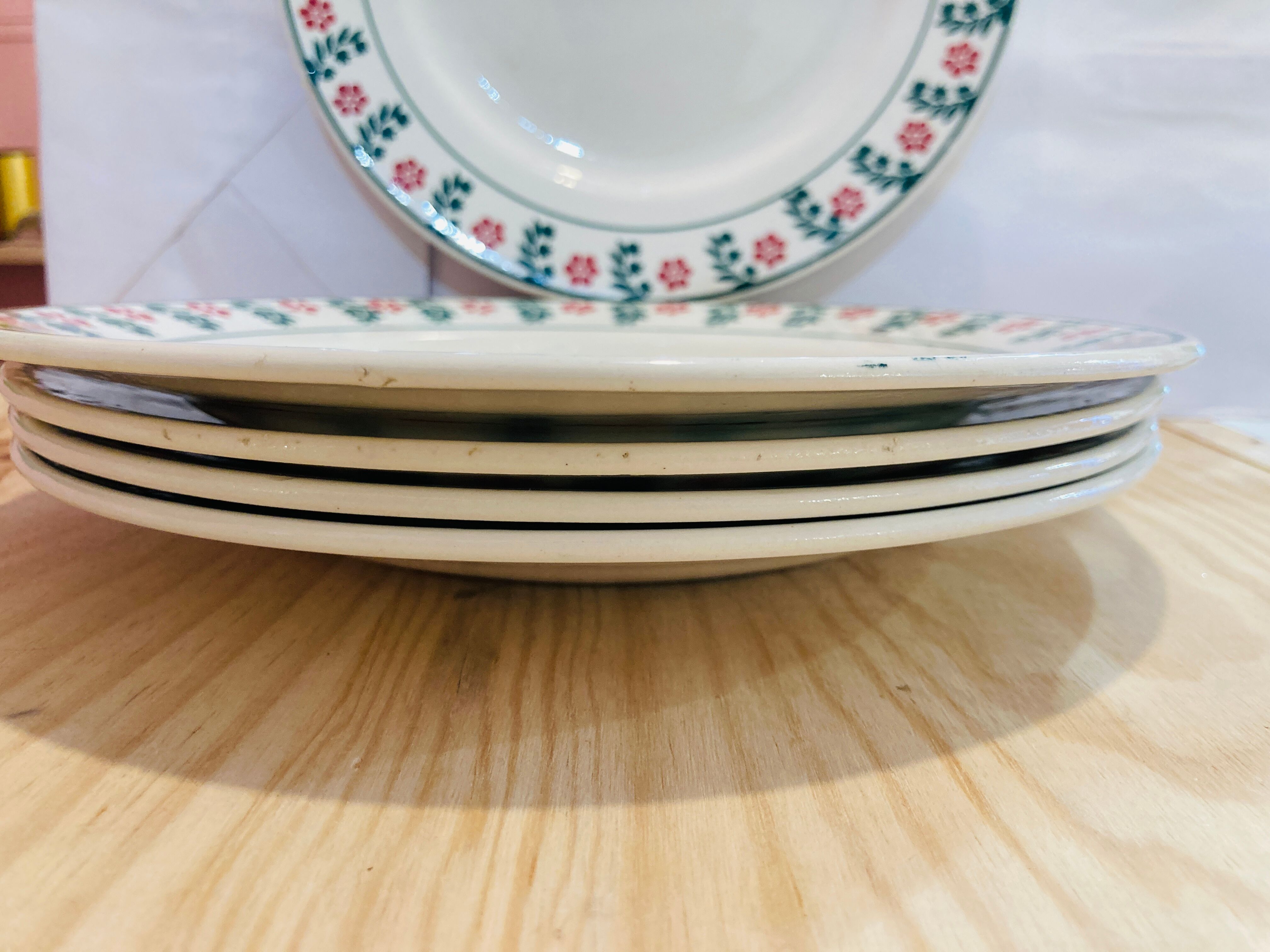 5 plates in faience with red and green flower pattern - ceranord-made in france