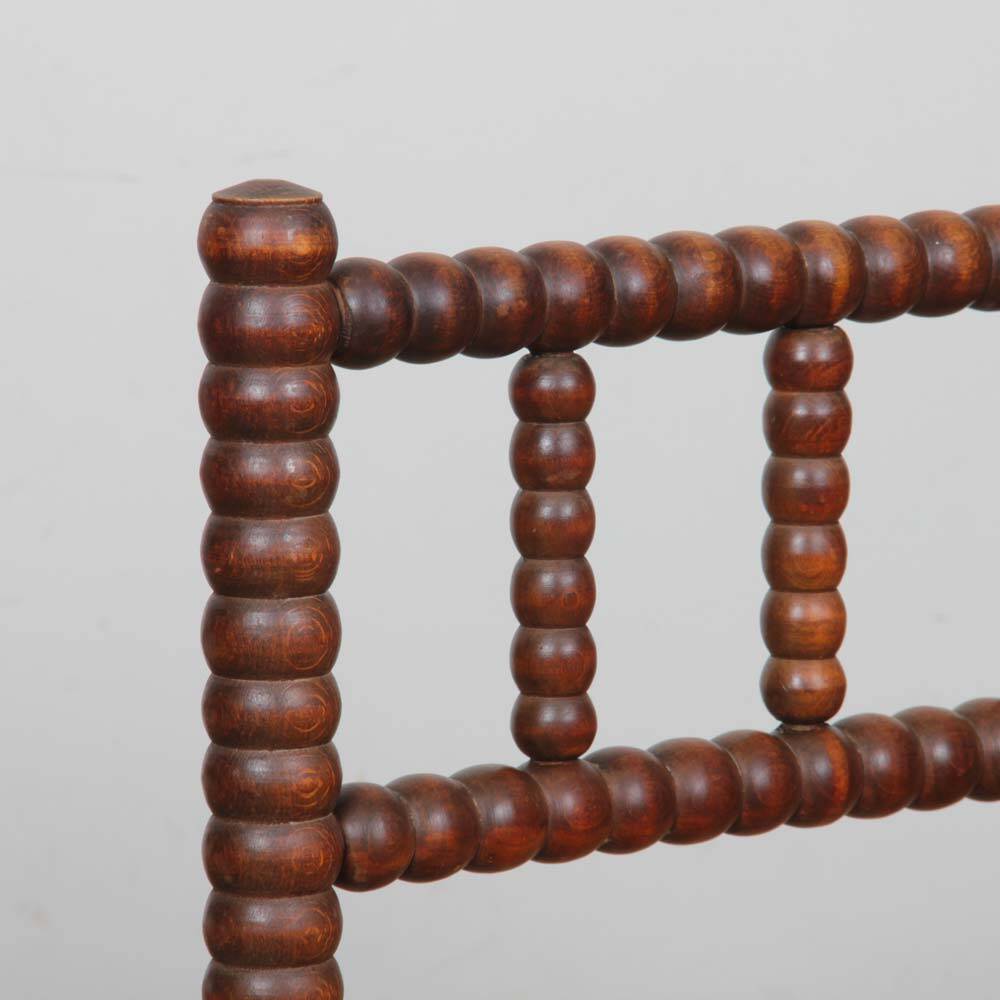 Paire de petites chaises d'angle paillées en bois tourné, 1940